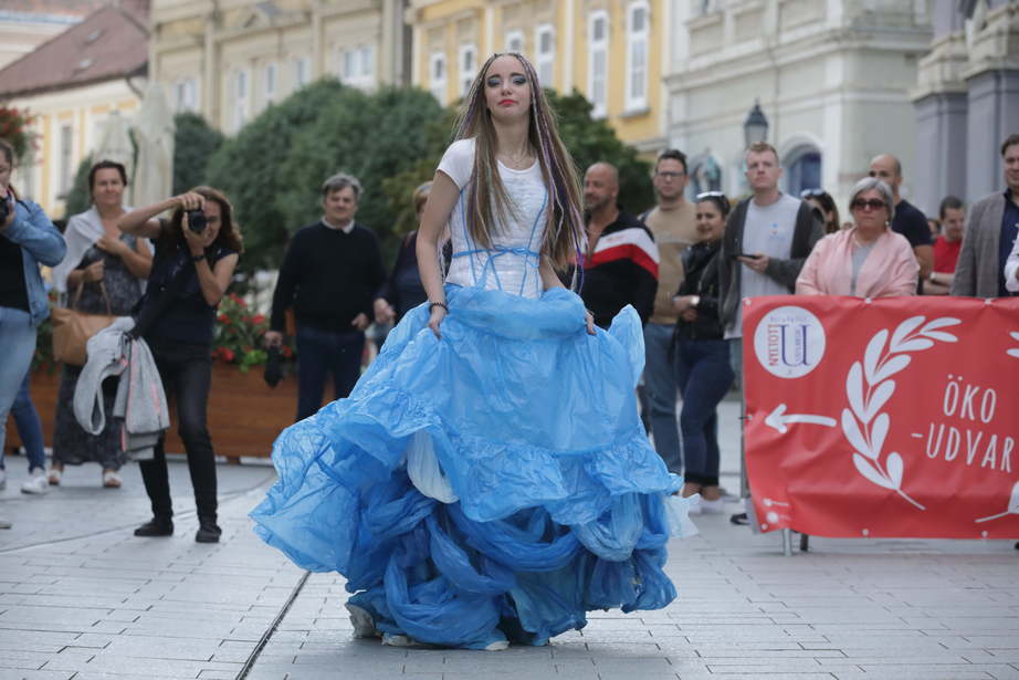 Az újságpapír csodaszép viselet – Nagy sikert aratott a belvárosi öko-divatbemutató
